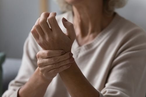 Reumatoid artrit: Symtom, orsaker och blodprov för diagnos